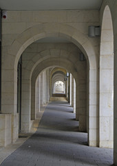 Obraz premium Passway between wall and pillars