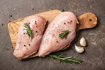 Foto op Plexiglas Fresh chicken fillet with spices on cutting board © ffphoto