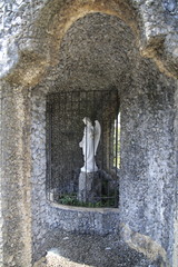 Fototapeta na wymiar Grotte im öffentlichen Stadt Park der Villa Camilla in Domaso am Comer See