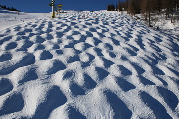 Skifahrer auf Buckelpiste
