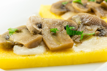 polenta con i funghi e gorgonzola