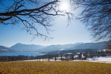 Blick von der Hainznhöhe auf den Tegernsee im zeitigen Frühjahr