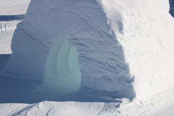 Eistunnel auf der Skipiste