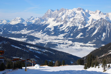 Eistunnel auf der Skipiste