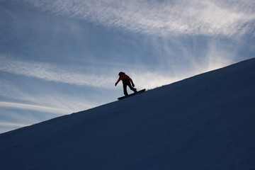 Snowboarder im Gegenlicht