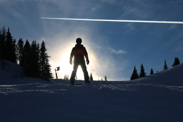 Snowboarder im Gegenlicht