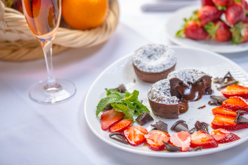 Fototapeta na wymiar Dessert Buffet mit Erdbeeren Schokoladekuchen Kekse und Wein 