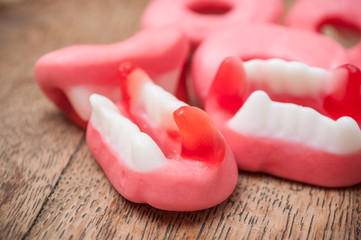 bonbons en forme de dents sur table en bois