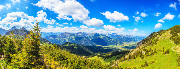 Panoramaaufnahme vom Wanderweg zwischen Jochalpe und Aggenstein im Tannheimer Tal fotografiert tagsüber bei Sonnenschein im Sommer 2014