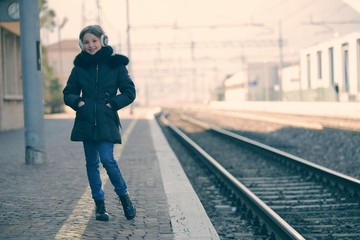 Ragazzina alla stazione ferroviaria