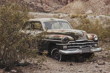 Obraz na płótnie Canvas Old vintage rusty car truck abandoned in the desert