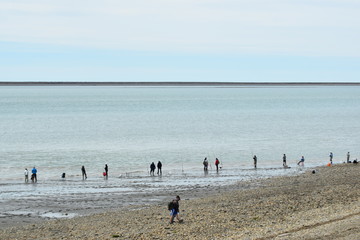 Pescando en familia un domingo soleado