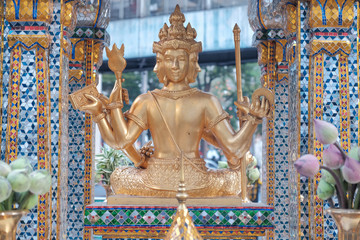 Obraz premium The Erawan Shrine in Bangkok. Thao Maha Phrom Shrine is a Hindu shrine in Bangkok