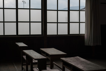 木造校舎の教室