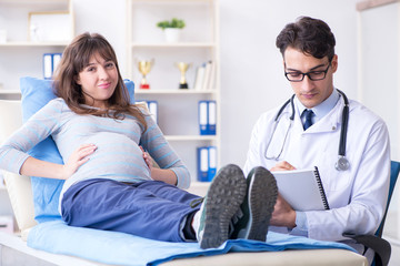 Obraz premium Pregnant woman visiting doctor for consultation