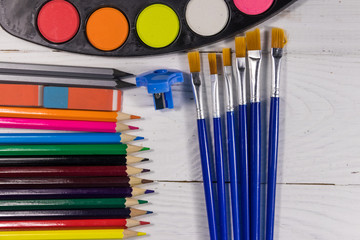 Naklejka premium Set of drawing tools on white wooden background