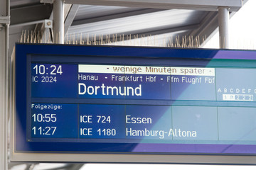 Hinweistafel in einem Bahnhof