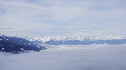 Fototapeta premium Schwaz Tirol Österreich Pillberg in der Nähe von Innsbruck Winter Nebel
