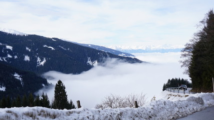 Fototapeta premium Schwaz Tirol Österreich Pillberg in der Nähe von Innsbruck Winter Nebel