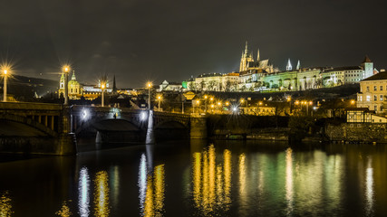 Fototapeta na wymiar St. Vitus Cathedral reflected in the Vltava river