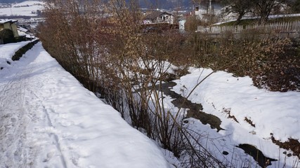 Schwaz Tirol Österreich, Lahnbach und Lahnbachallee, Bach und Wasserkanal im Winter