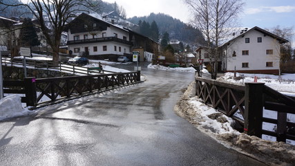 Schwaz Tirol Österreich, Lahnbach und Lahnbachallee, Bach und Wasserkanal im Winter