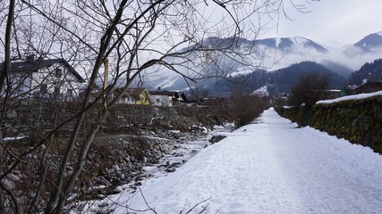 Schwaz Tirol Österreich, Lahnbach und Lahnbachallee, Bach und Wasserkanal im Winter