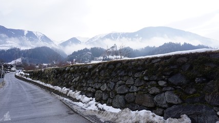 Obraz premium Schwaz Tirol Österreich, Lahnbach und Lahnbachallee, Bach und Wasserkanal im Winter