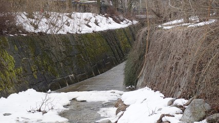 Schwaz Tirol Österreich, Lahnbach und Lahnbachallee, Bach und Wasserkanal im Winter