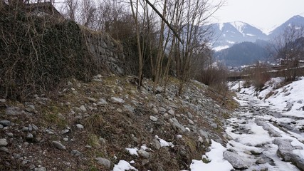 Schwaz Tirol Österreich, Lahnbach und Lahnbachallee, Bach und Wasserkanal im Winter