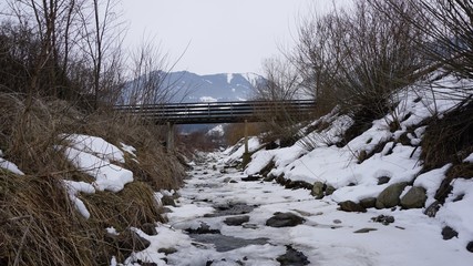 Schwaz Tirol Österreich, Lahnbach und Lahnbachallee, Bach und Wasserkanal im Winter