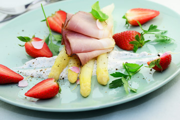 Spargel mit Schinken und Erdbeeren
