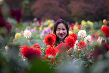 Naklejka premium Beautiful woman posing in a Japanese garden