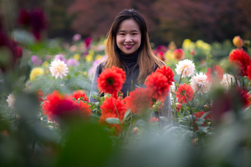 Naklejka premium Beautiful woman posing in a Japanese garden