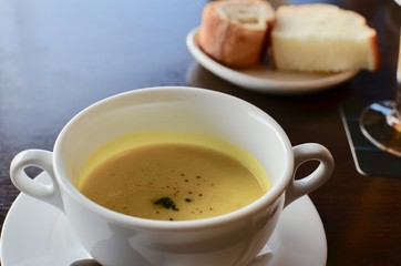 コーンスープとパン