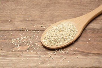 Quinoa cruda en una cuchara de madera