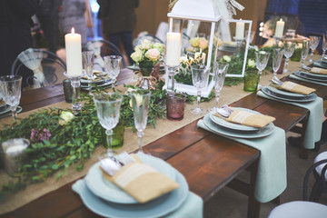 Tavolo elegante in sala da pranzo