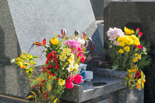 霊園の墓石と花