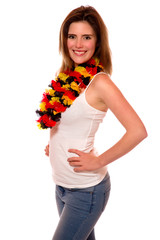 Junge Frau mit Deutschland-Blütenkette