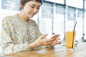 カフェでスマホを使う女性