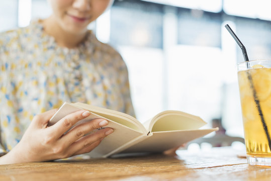 カフェで読書をする女性