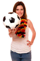 Junge Frau mit Deutschland-Blütenkette und Fußball