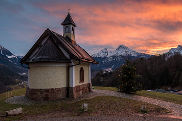 Fototapeta premium Kirchleitn Kapelle am Lockstein in Berchtesgaden im Sonnenuntergang