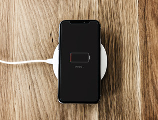 Charging a low battery smartphone © Rawpixel.com