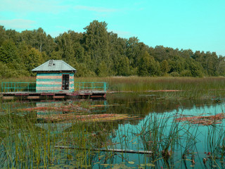 Obraz premium Abandoned fishing hut on the lake