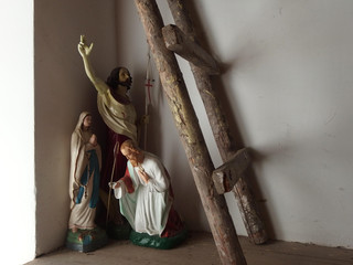 Święt figurki z Jezusem i Matką Boską schowane w kącie