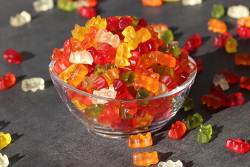 Bunte Gummib&auml;rchen/ Gummib&auml;ren (S&uuml;&szlig;igkeiten in Glasschale)