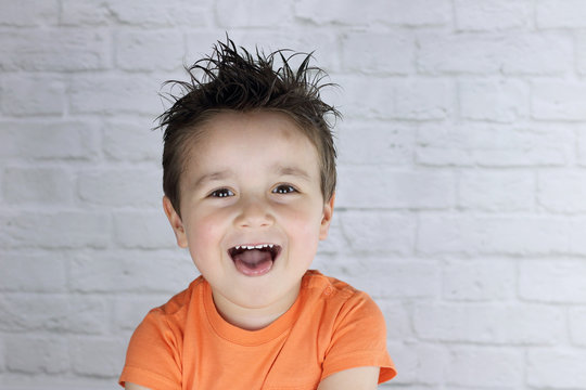 ni&ntilde;o peque&ntilde;o echando la lengua