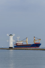 SEASCAPE - Navigation mark and freighter sailing on the sea © Wojciech Wrzesień