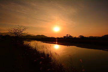 福岡県糸島市の河川敷から見たＷ夕日
